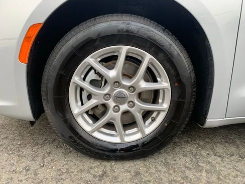 Used 2024 Chrysler Pacifica Touring-L image 10