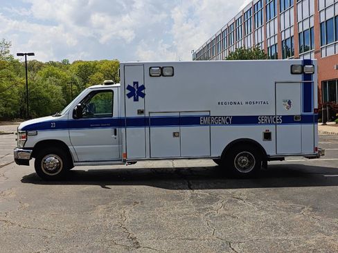 Used 2012 Ford E-450 and Econoline 450 Super Duty w/ Ambulance Prep Pkg image 6