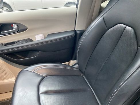 Used 2023 Chrysler Pacifica Touring-L image 25