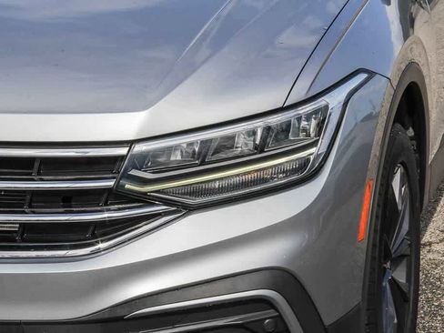 Used 2022 Volkswagen Tiguan SE w/ Panoramic Sunroof Package image 7