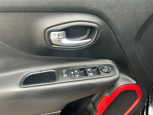 Used 2017 Jeep Renegade Trailhawk AWD/4WD image 13