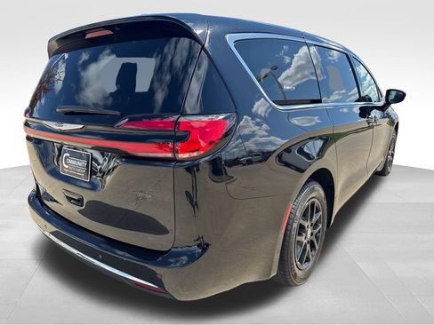 Used 2024 Chrysler Pacifica Touring-L FWD image 5