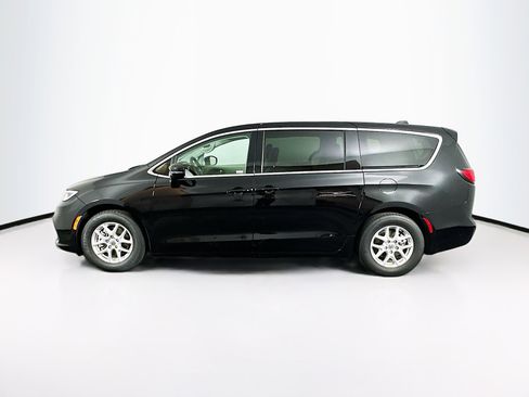 Used 2024 Chrysler Pacifica Touring-L image 4