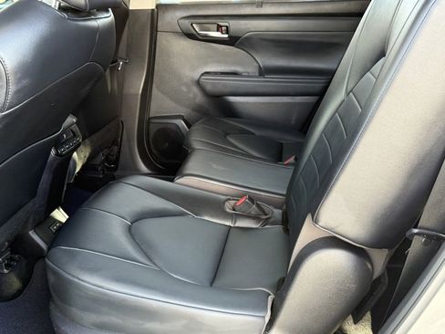 Certified 2022 Toyota Highlander XLE image 33