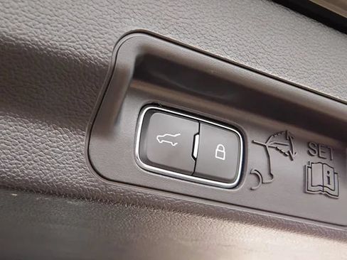 Used 2023 Ford Explorer XLT AWD/4WD image 10
