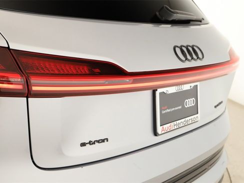 Used 2023 Audi e-tron Premium Plus w/ Premium Plus Package image 31