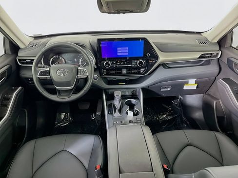Used 2025 Toyota Highlander XLE FWD image 12