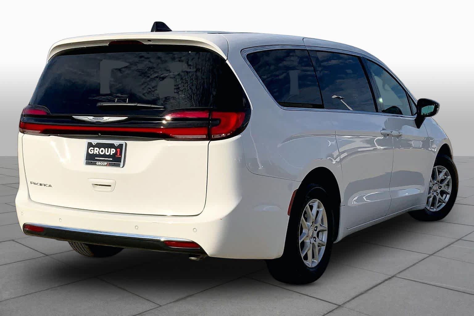 Used 2025 Chrysler Pacifica Select FWD image 12