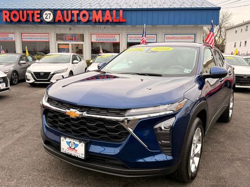 Used 2024 Chevrolet Trax LS w/ LS Convenience Package image 1