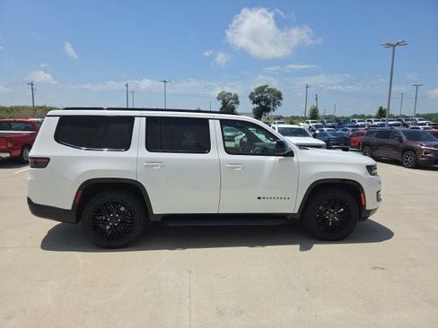 Used 2023 Jeep Wagoneer Series II AWD/4WD image 2