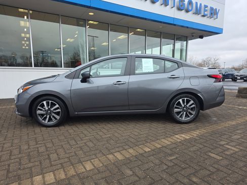 Used 2022 Nissan Versa SV image 2