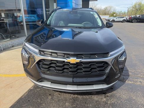 Used 2025 Chevrolet Trax LT FWD image 4