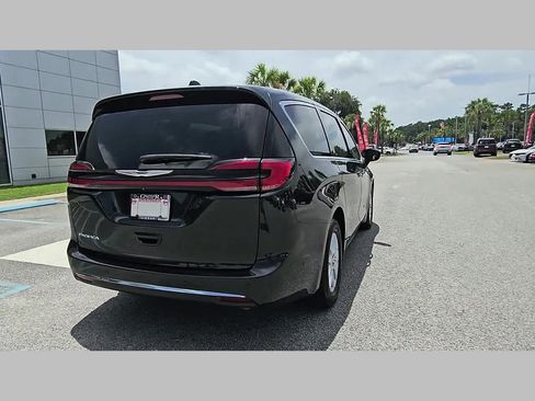 Used 2023 Chrysler Pacifica Touring-L w/ Uconnect Theater Family Group FWD image 31