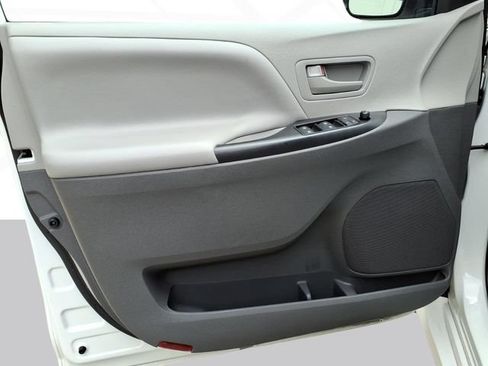 Used 2020 Toyota Sienna L FWD image 10