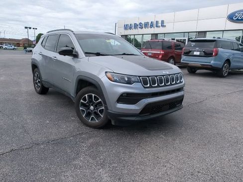 Used 2022 Jeep Compass Latitude w/ Sun and Sound Group AWD/4WD image 3