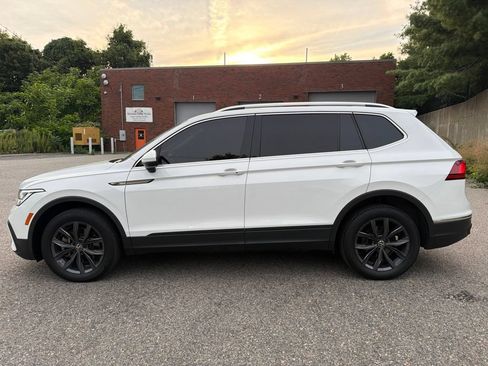 Used 2022 Volkswagen Tiguan SE w/ Panoramic Sunroof Package AWD/4WD image 3