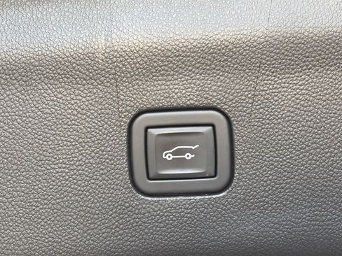 Used 2024 Buick Enclave Essence FWD image 17