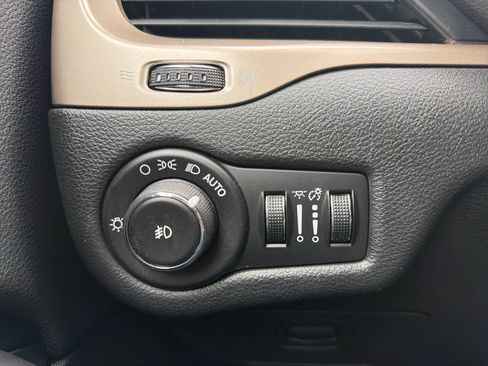 Used 2015 Jeep Cherokee Latitude w/ Cold Weather Group AWD/4WD image 12