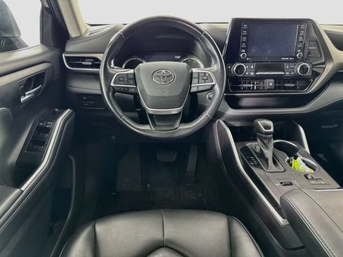 Used 2022 Toyota Highlander XLE FWD image 22