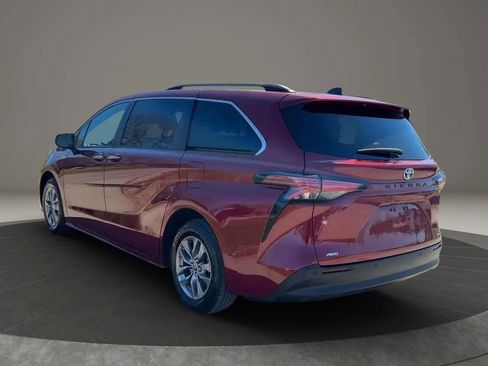Used 2021 Toyota Sienna XLE image 5