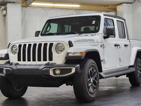 Used 2023 Jeep Gladiator Sport image 11