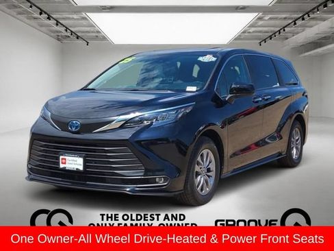 Used 2025 Toyota Sienna XLE AWD/4WD image 1