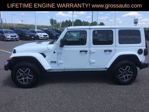 Used 2026 Jeep Wrangler Unlimited Sahara AWD/4WD image 5