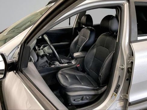 Used 2018 Kia Niro Touring FWD image 25