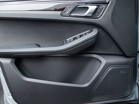 Certified 2026 Porsche Macan AWD/4WD image 8