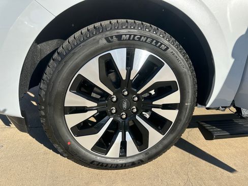 New 2025 Ford Expedition Max Platinum w/ Driver's Package image 27