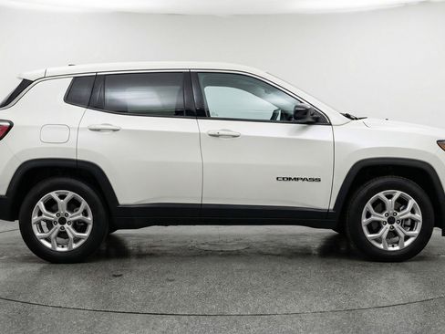 Used 2025 Jeep Compass Latitude AWD/4WD image 11