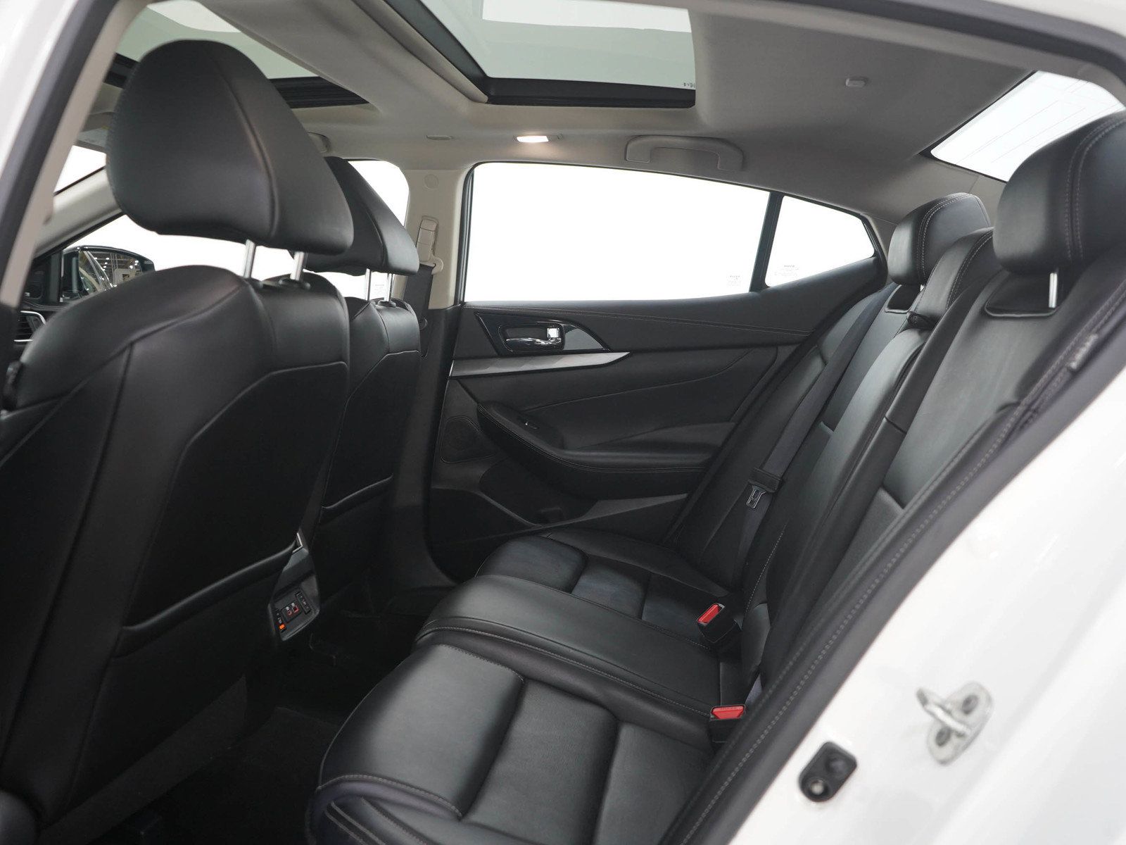Used 2023 Nissan Maxima SL FWD image 13