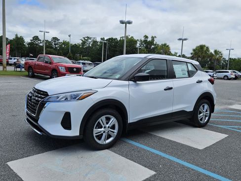 New 2025 Nissan Kicks Play S image 2