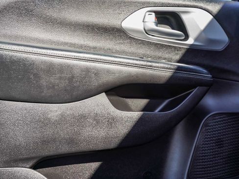 Used 2021 Chrysler Pacifica Touring w/ S Appearance Package image 20