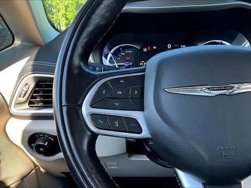 Used 2022 Chrysler Pacifica Touring-L w/ Uconnect Theater Family Group FWD image 10
