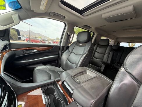 Used 2019 Cadillac Escalade ESV Luxury AWD/4WD image 11