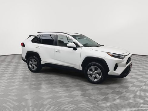 Used 2022 Toyota RAV4 XLE w/ XLE Grade Weather Package AWD/4WD image 38