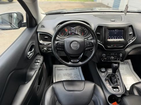 Used 2019 Jeep Cherokee Latitude Plus AWD/4WD image 11