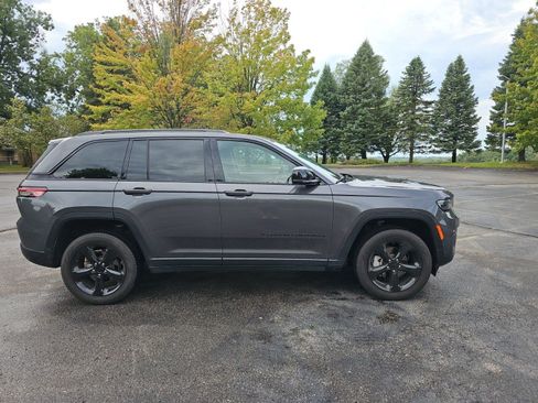 Used 2024 Jeep Grand Cherokee Limited w/ Black Appearance Package AWD/4WD image 7