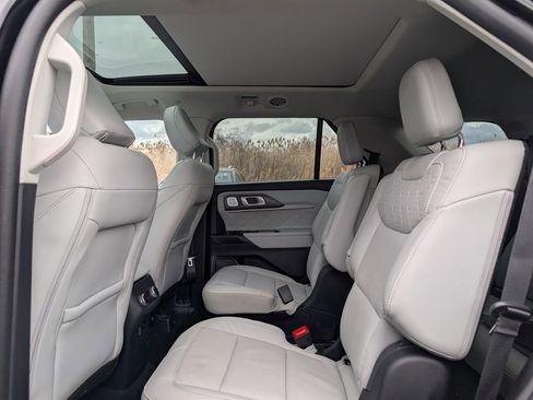 Used 2025 Ford Explorer Platinum w/ LUX Leather Package image 11