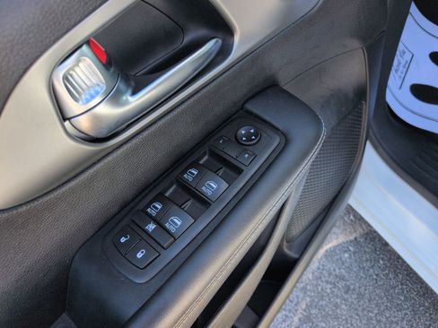 Used 2025 Chrysler Pacifica Select FWD image 11