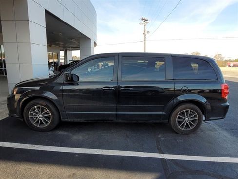 Used 2017 Dodge Grand Caravan SE image 4