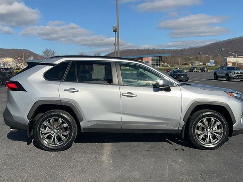 Used 2023 Toyota RAV4 XLE Premium image 4