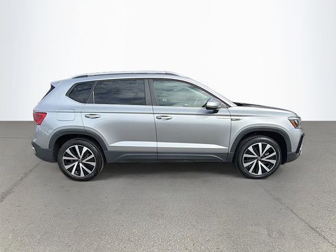 Used 2024 Volkswagen Taos SE FWD image 3