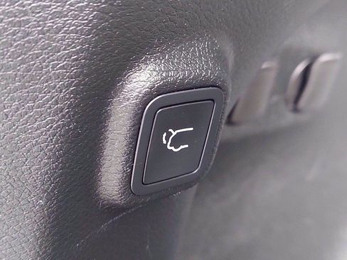Used 2019 Jeep Cherokee Limited AWD/4WD image 28