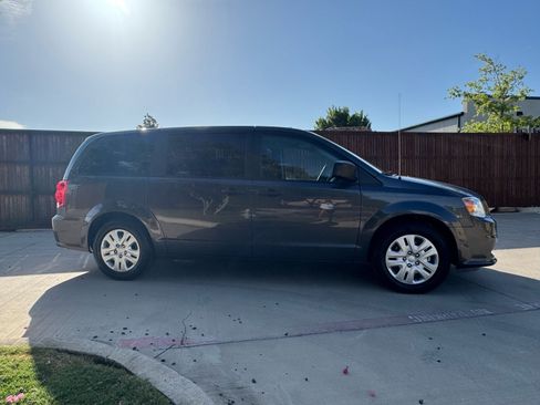 Used 2019 Dodge Grand Caravan SE w/ UConnect Hands-Free Group FWD image 2