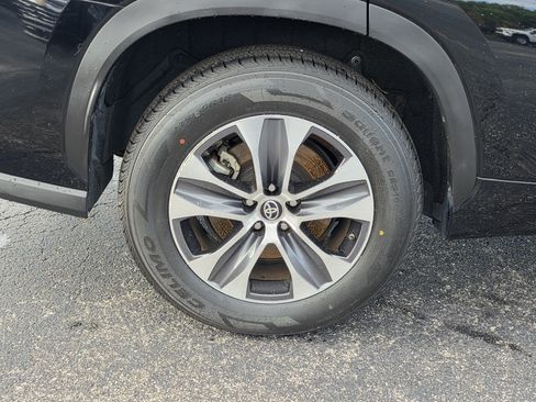 Used 2023 Toyota Highlander XLE FWD image 5