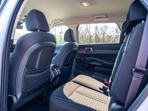 Used 2025 Kia Sorento LX image 17