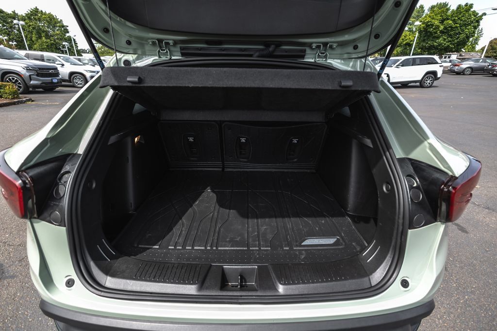 Used 2024 Chevrolet Trax RS w/ Sunroof Package FWD image 33