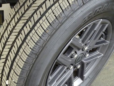 Used 2025 Jeep Gladiator Sport image 40